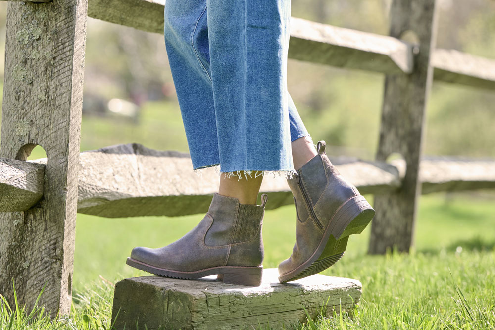 A woman wearing the Claire in Dark Brown.