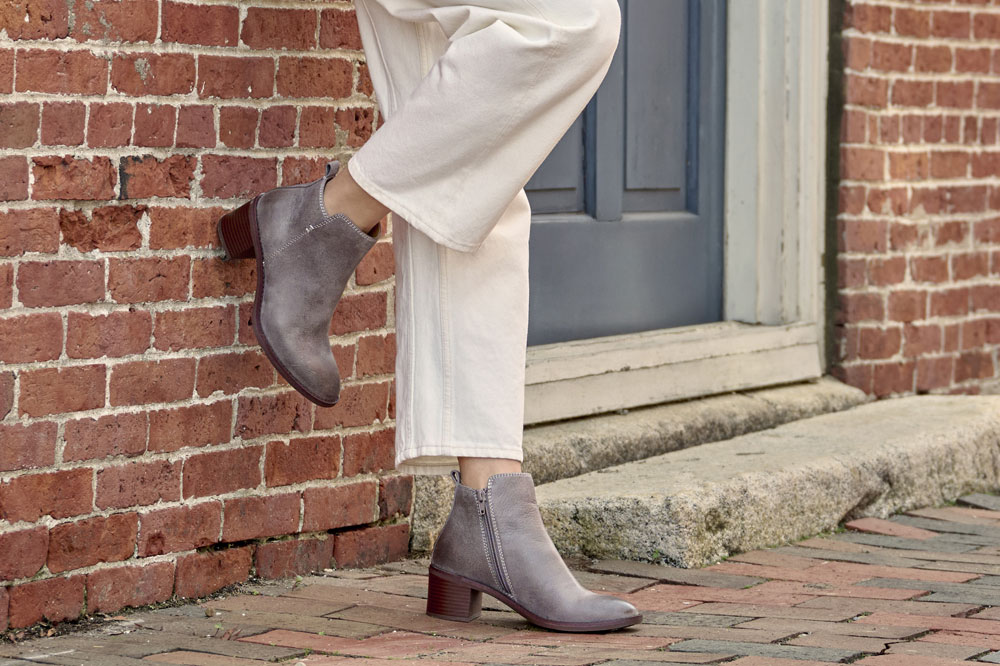 A woman wearing the Heather in Grey.