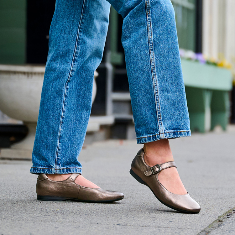 A woman wearing the Kaylee in  Dark Pewter (Metallic).