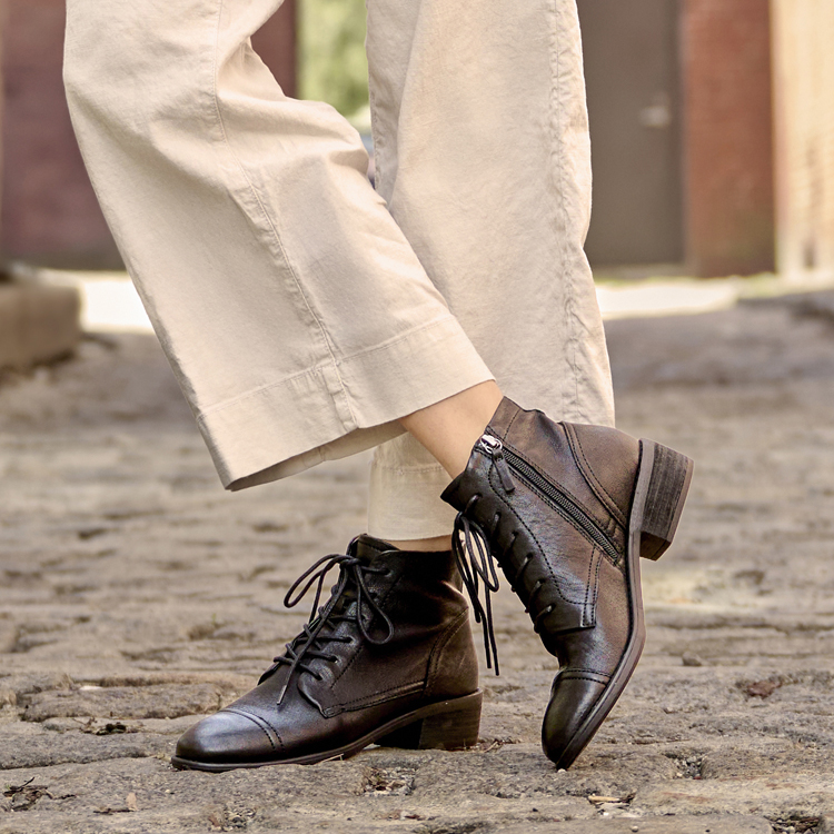 A woman wearing the Cordia in black.