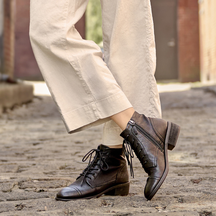 A woman wearing the Cordia in Cocoa Brown.