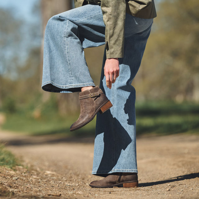 A woman wearing the Cherryl in dark brown.